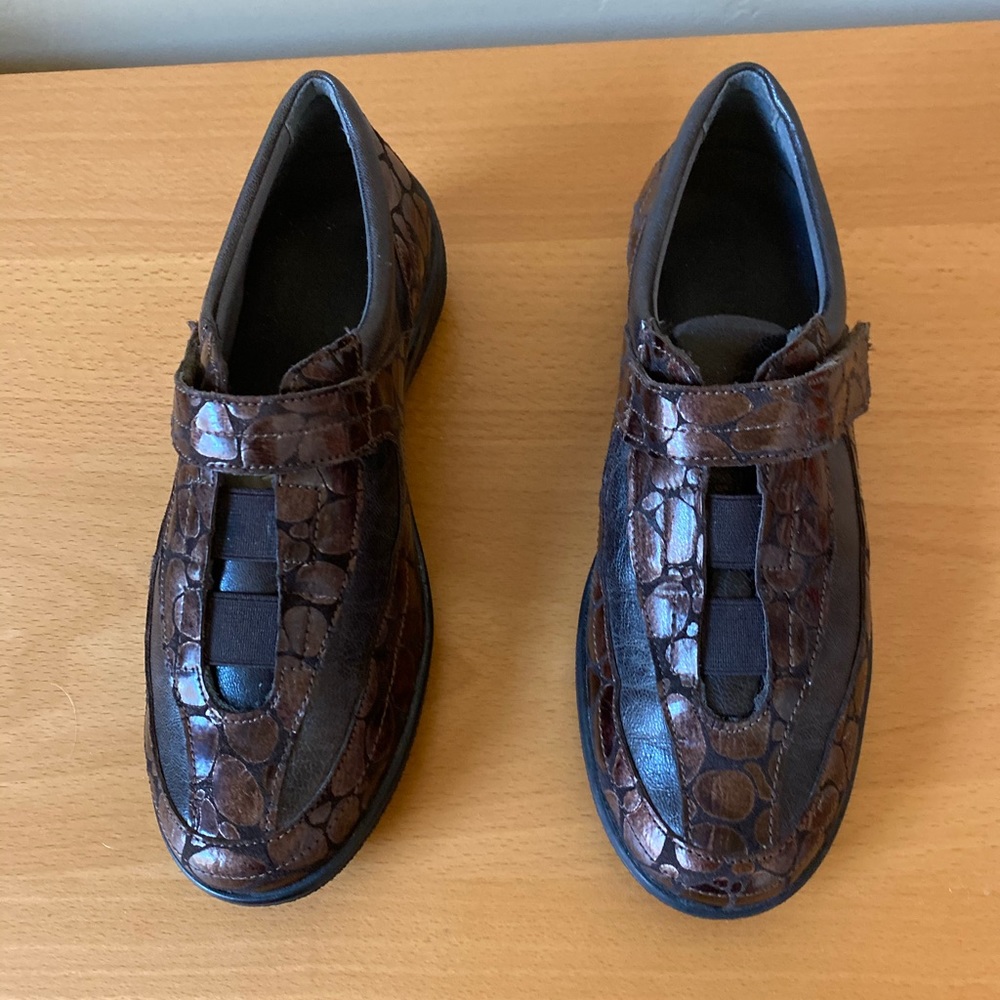 Helle / Romus - Brown copper mock loafer.